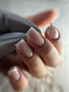 ژلیش و کاشت ناخن